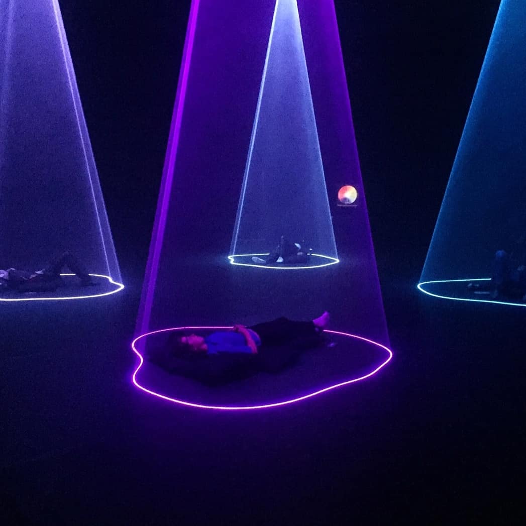 QuiqueNogueras's tweet photo. 6️⃣7️⃣
L'artista holandès #NickVerstand converteix en llum de colors les emocions dels visitants mitjançant un sistema de biosensors. "La instal·lació materialitza l'espai metafísic (el nostre estat interior) en un espai físic (l’exterior)". #artvscoronavirus https://t.co/OtkOiy8so6