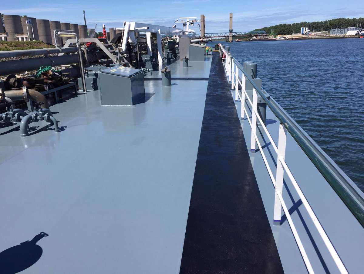 This is our barge Lotus delivering an amount of Fuel oil to two Cruise ships which entered Rotterdam in a short time. Thanks to the crew for their hard work and making sure the Lotus is well maintained. 
#proud #Lotus #MaritimeVisionaries #AMS #inlandshipping #portofrotterdam