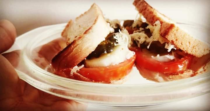 LajjuMehta's tweet photo. I like reality, It #tastes like #bread🍞 ☺️
Bread bhel & folded sandwich🥪
(bhel v/s sandwich)😉
#fancyfood #worldfood #fancyworld #breadbhel #lockdown4 #foldedsandwich #breadlovers #england #veggies #vegantable #goveg #peanuts #forallages #fancytable #morning😊 https://t.co/Yqxn94IipJ