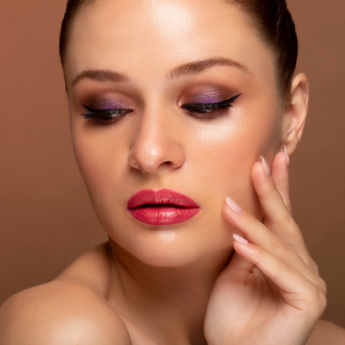 vaisansar's tweet photo. A sunset eyeshadow look is a perfect match for your cocktail night!
Brand: Swiss Beauty Cosmetics
#modelshoot #cosmeticshoot #eyeshadow #eveninglook #lipgloss #lipstick #lipstickaddicts #vogueindia #cosmeticphotography #socialmediamarketing #recentwork #clickvaisansar https://t.co/tkBpr4j6Hx