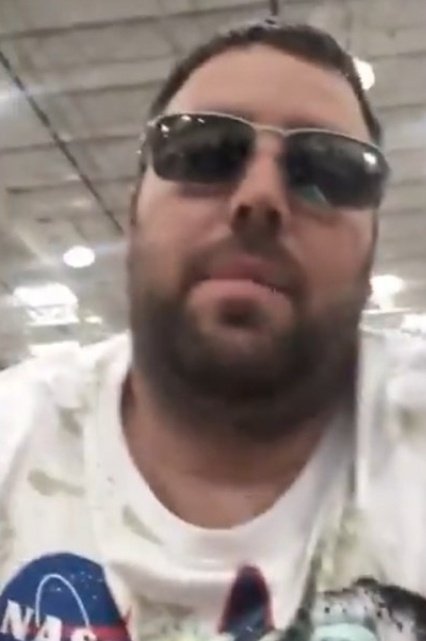 Rogue_Leia_'s tweet photo. @elonjames This dude 🤦♀️... He won't wear a mask... but he will wear his sunglasses indoors!!?? Gtfoh!
#CostcoTison #TeamTison #Costco #WearAMask 😷 https://t.co/nDiG9Xo1Yl