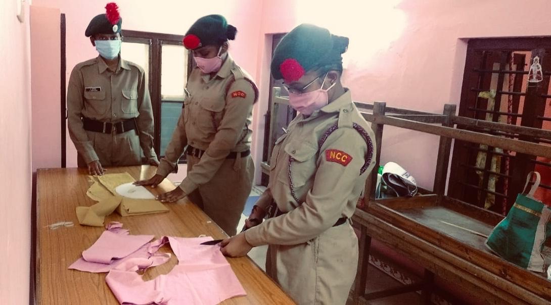 Def_PRO_Chennai's tweet photo. #ExYogdan Senior wing girls of Puducherry Group NCC, in the forefront as #CovidWarriors, have voluntarily taken on stitching of masks and distributing them to the poor and needy people of Puducherry. @HQ_DG_NCC @adgpi #Covid19 #SwasthaBharat #sayyes2precautions #MoDAgainstCorona https://t.co/mbBru8fjuK