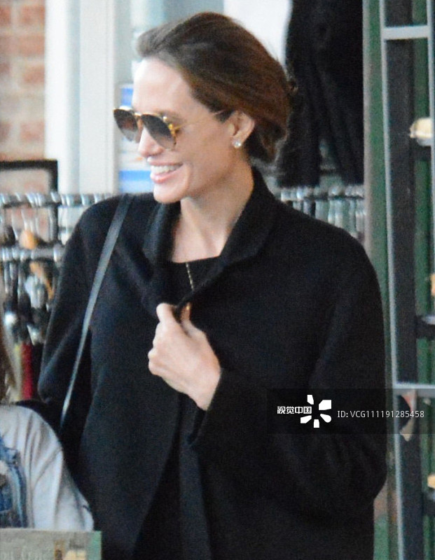 AngelTresJolie's tweet photo. I’m one of those people who walk around as if it’s fine, and then suddenly I don’t know why I’m crying over my breakfast. My mother was my best friend. I’m so grateful I had her as a mom. - #AngelinaJolie on how she copes on her mom's death https://t.co/IcQNRIcEmp