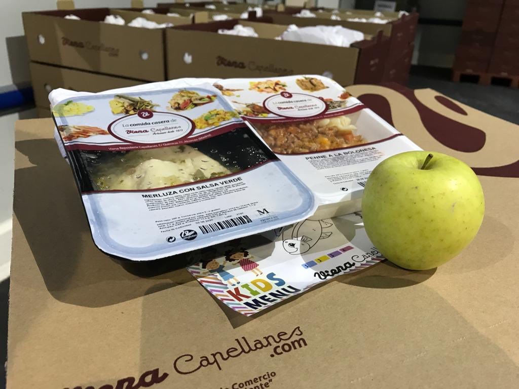 VienaCapellanes's tweet photo. Mitad de semana y continuamos con nuestros menús caseros para los alumnos y alumnas de la Cañada Real. Hoy tenemos 625 kcal compuestas por:

- Macarrones a la boloñesa.
- Merluza en salsa verde.
- Manzana.

#compromisoviena https://t.co/5JE47lKn0f