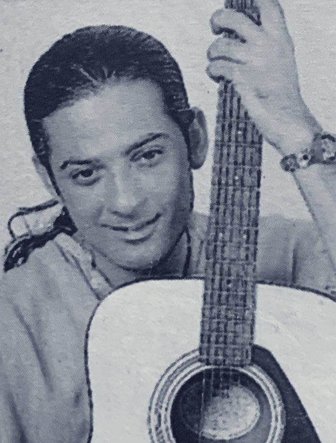 belfiore_ale's tweet image. Buongiorno amici!
Una strimpellata di prima mattina?
A dopo...
@Fiorello #anni90 #coda #codino #chitarra