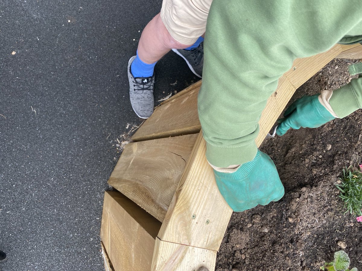 AmberWardNotts's tweet photo. The amber ward patients where out getting busy in the garden yesterday afternoon planting this lovely willow tree #amberward #millbrook #nhs #nottshc https://t.co/KDdqLxdOR1