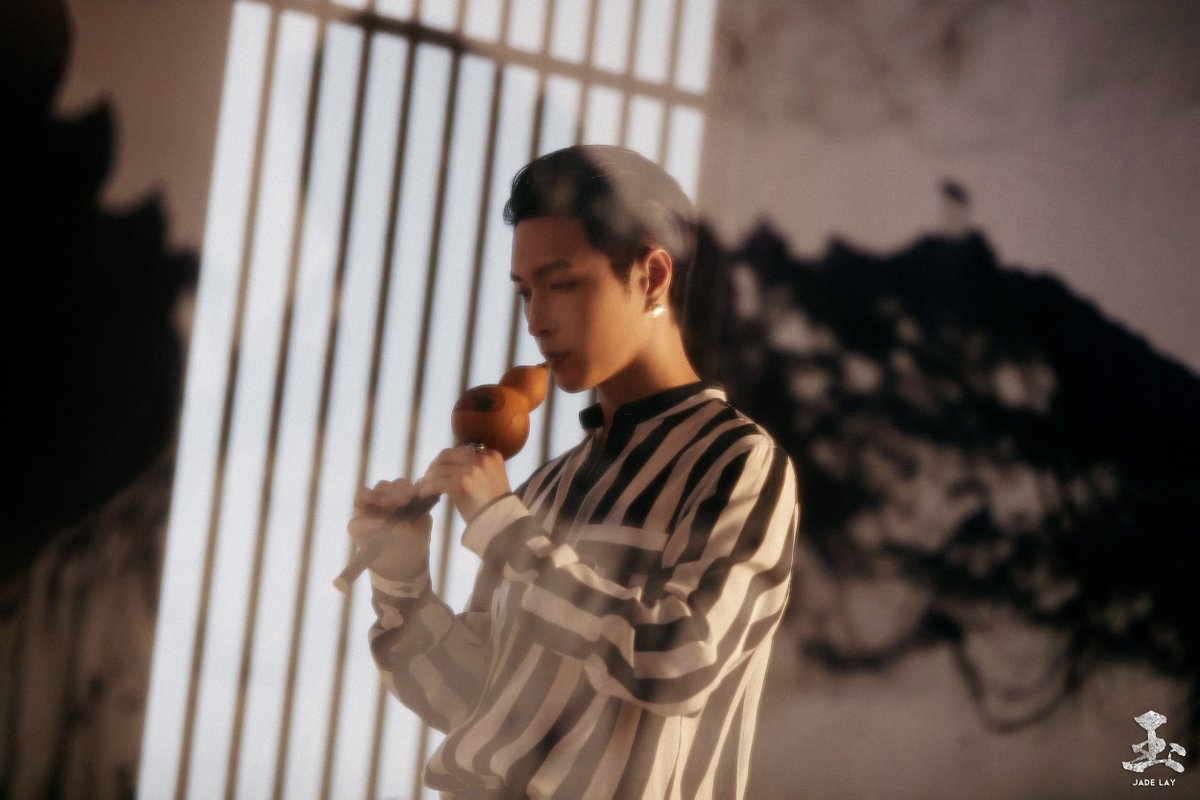 lay_studio's tweet photo. Another round of Jade Visuals of @layzhang! Comment below your favorite lyrics from Jade! #JADE_LayZhang 

CLICK TO LISTEN ➡️  https://t.co/0potWvv2Mp https://t.co/QlSoIQMZgv