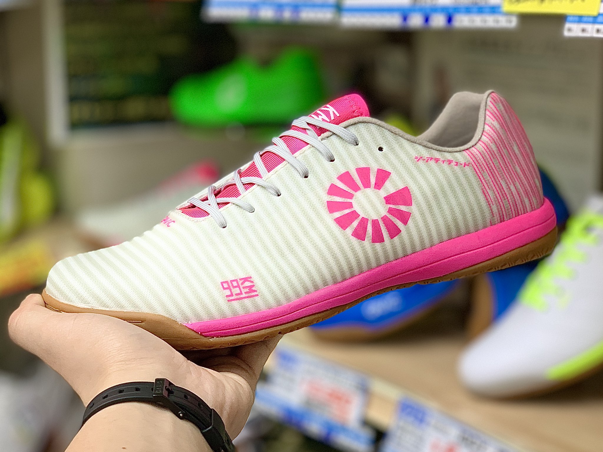 フットボールショップ パシオン 川越店 新入荷シューズ ガビック G アティテュード Km99 細かいながら的確な改善で耐久性がup 世界トップリーグで戦う森岡薫選手を 支える一足です 森岡薫 Km99 フットサルシューズ サルシュー T Co