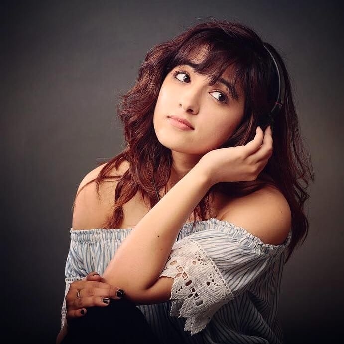 This illustrator is made by aakansha.creation11Hope you like it  @ShirleySetia  https://www.instagram.com/p/CAZUjClHsBy/?igshid=1ddfka6vmqf3vAnd this also movement effect pls check next thread..