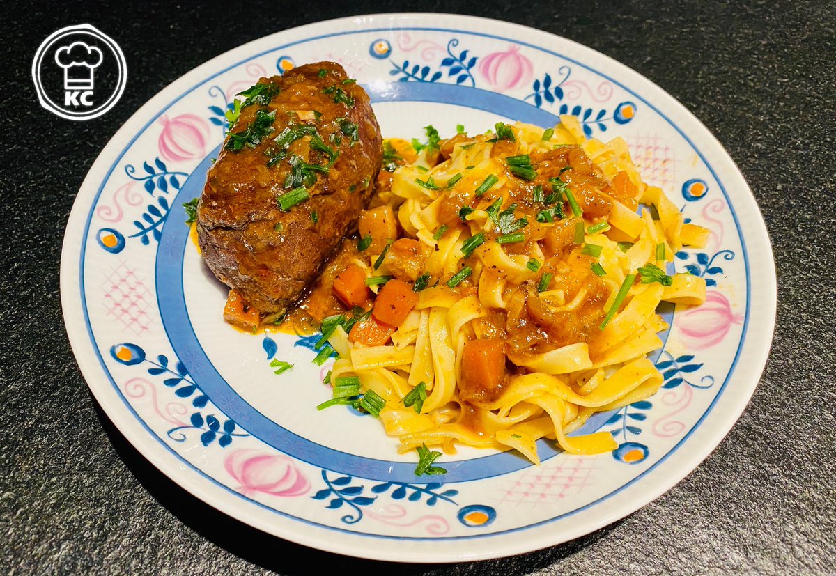 kicheclub's tweet photo. beef roulade with gravy and tagliatelle 🥘🥘🥘🥘
.
.
#homemade #homemadefood #homecooking #homecook #kicheclub #dekicheclub #kirschleboucher #luxcaddy #barilla #rouladedeboeuf #beefroulade #beefroll #gravy #pasta #tagliatelle #carrots #garlic #rootcelery #onion #parsley https://t.co/votrsgcWOe