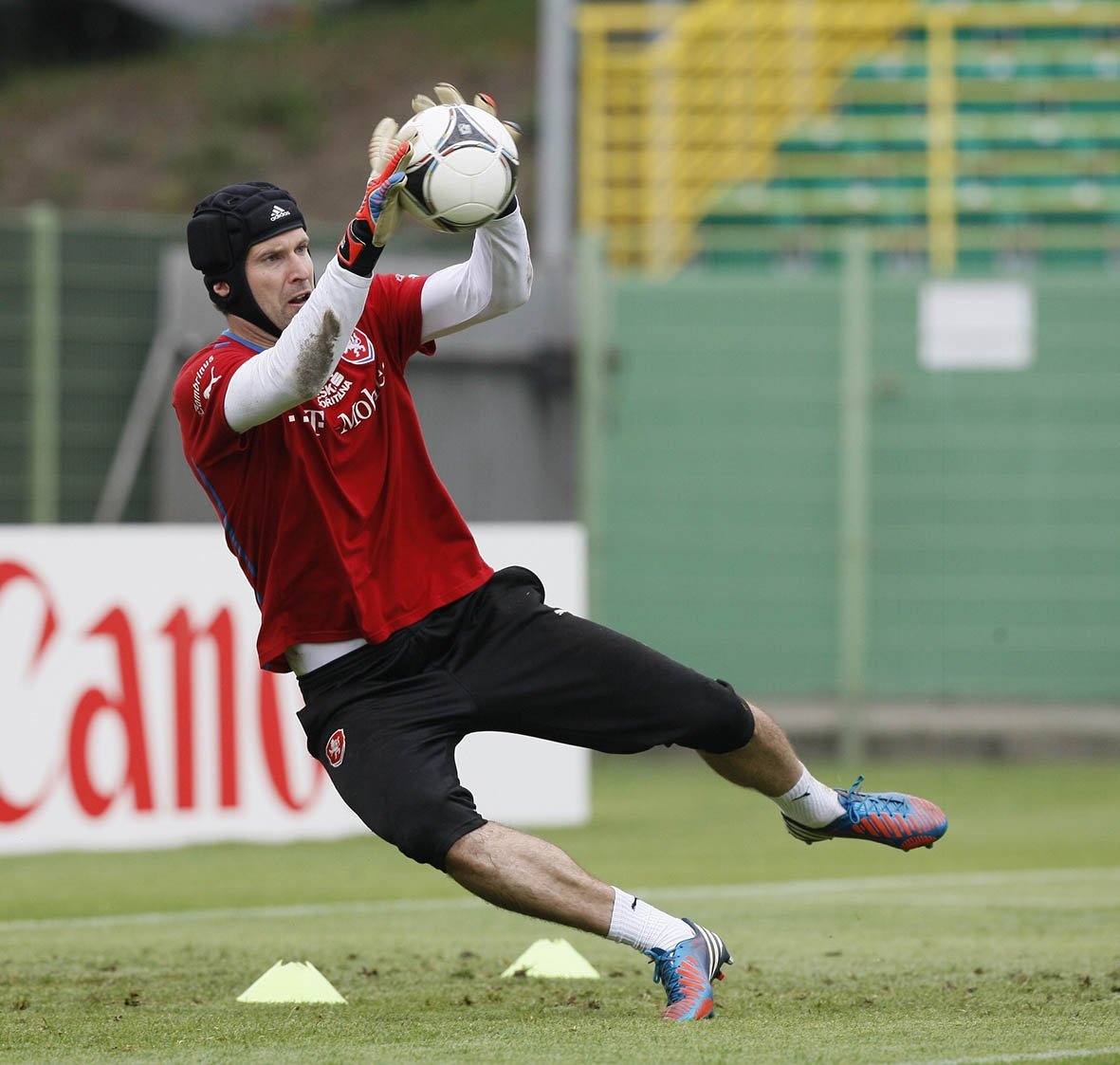  The legendary goalkeeper Petr ech turns 38 today. 

Happy Birthday,    