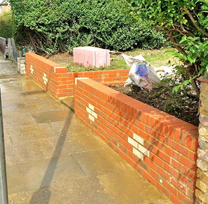 roycehall_ltd's tweet photo. Flashback to when we completed this front garden wall a year ago. We think that the red bricks and white diamonds work well together! 
#Construction #constructionworker #builder #BrickByBrick #Brickman #brickwall #throwitback #bricklaying #bricklayer #Walls #landscape https://t.co/A284HMegkz
