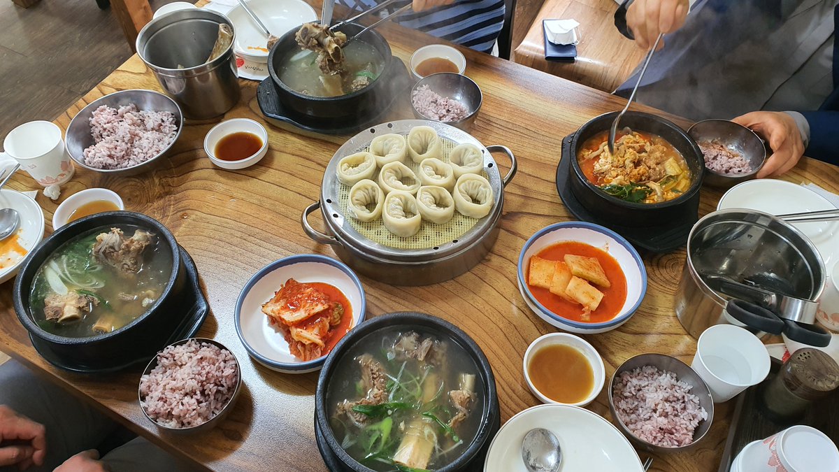 구운동 "수원갈비탕,찜 냉면" 다녀왔습니다~ 갈비탕, 순두부찌개, 손만두 그리고 반찬들도 다 맛있었어요~~!
국물이 얼큰하니~ 다시 방문하고싶은 식당입니다^^