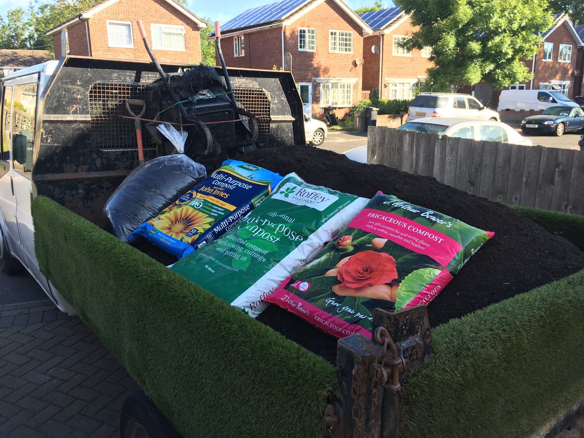 Bulk loose compost and some of our pre packed compost about to be delivered locally.

Shop at dbryant.biz/horticultural-…