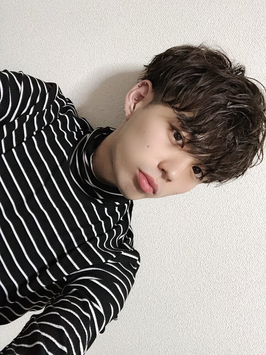 Ryokil2424's tweet photo. おはよー🤚
なんかちょとずつ自粛も解除に向かってるみたいで🤔
やっとやなあ😳
気は抜けないけど😤

さて今日も夜はLINEライブ配信します
3日目！🔥
今順位は5位！
あと4日でなんとか1位まで這い上がって雑誌に自分が載せてもらえるように
まだまだご協力よろしくお願いします！🔥(写メは過去) https://t.co/uOp9D6zdQW