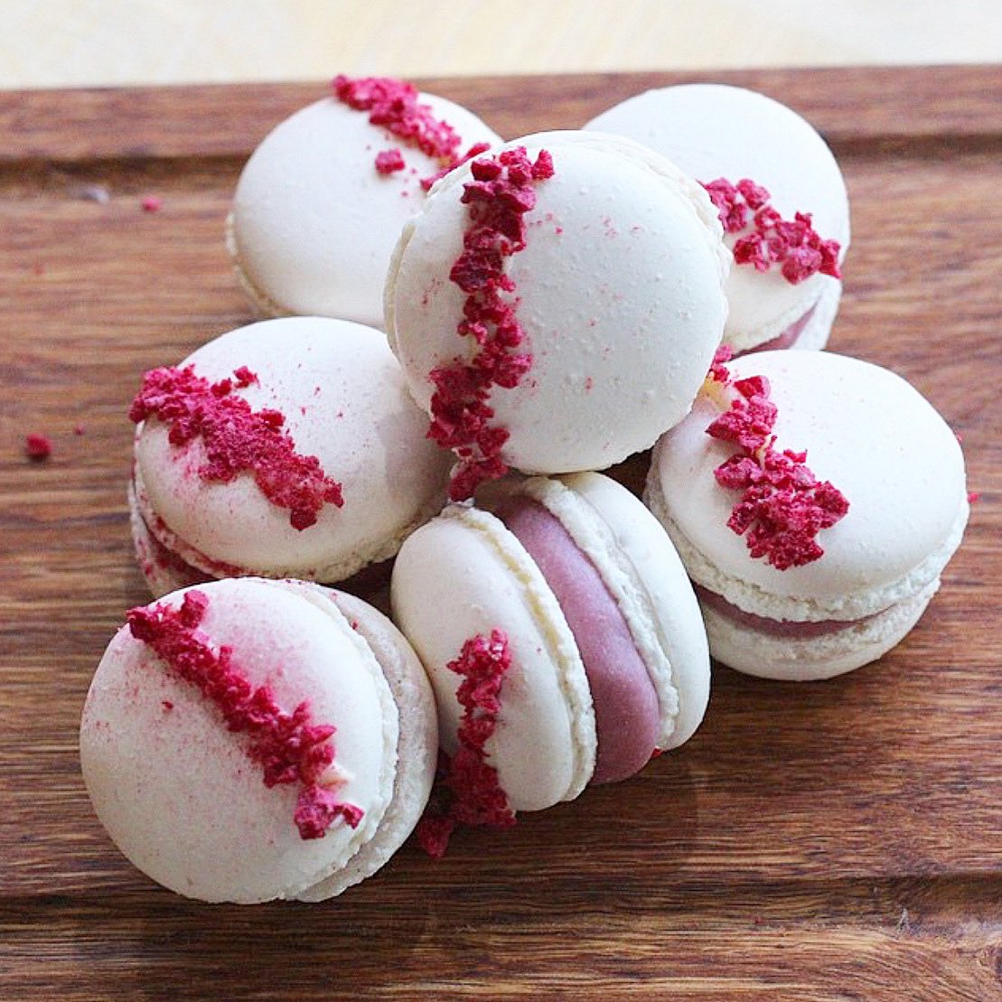 Dean_mcclumpha's tweet photo. These macarons are filled with a tangy raspberry gel, silky raspberry and white chocolate ganache topped with free-dried raspberries.
Check out the recipe here 👇
https://t.co/IigaNzjvDj https://t.co/xEOWT42UX9