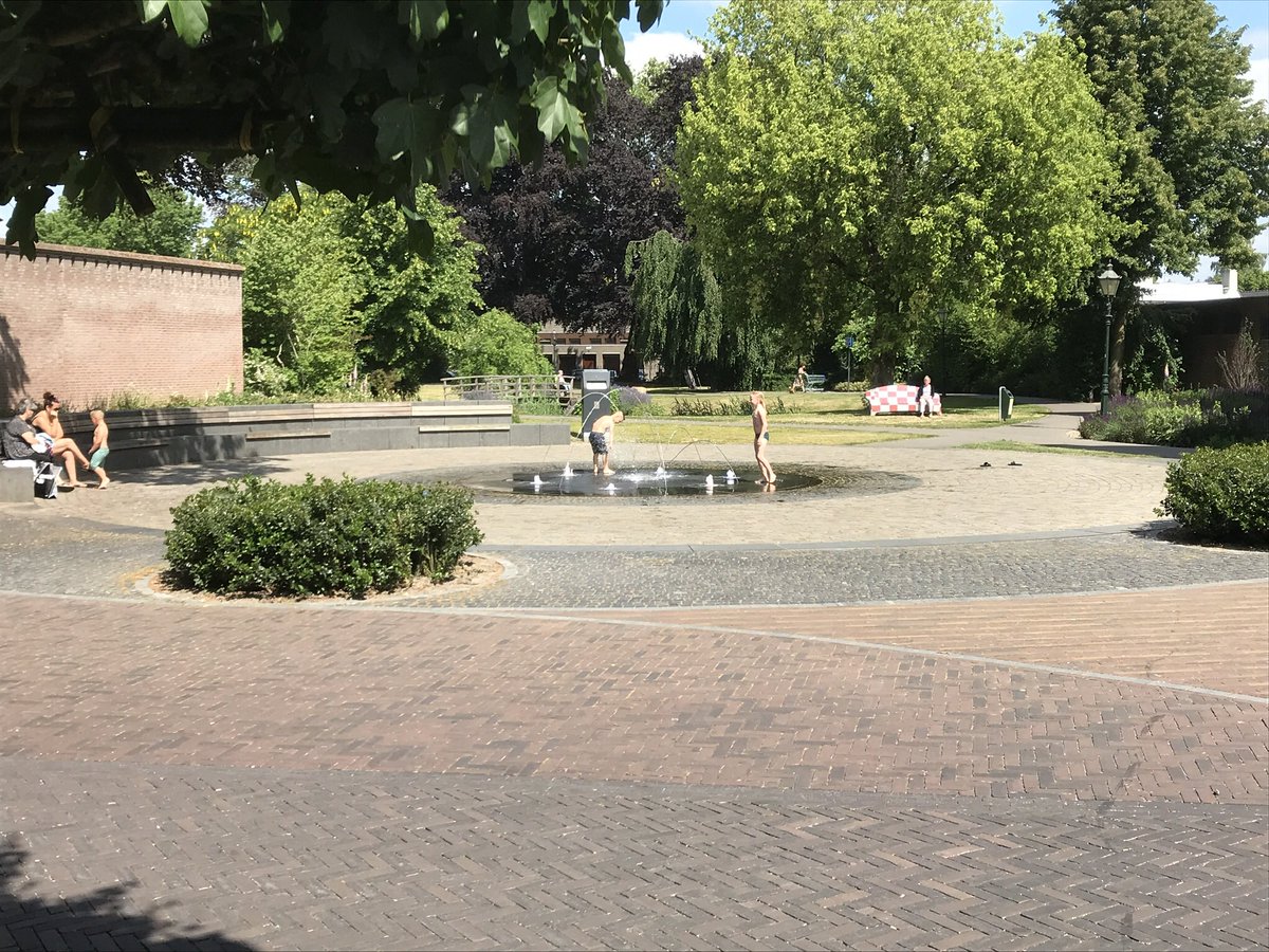 LeonKennis's tweet photo. #Zwembad #deDolfijn gesloten, #fontein #CentrumBest geopend.
#waterpret #goeiweer https://t.co/NgDuse0eLc
