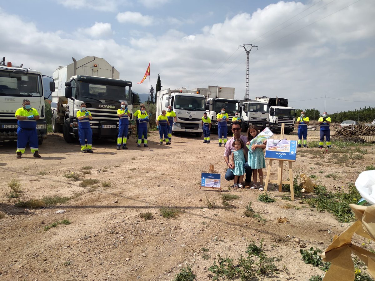 FCC_MA's tweet photo. Los trabajadores de recogida de residuos y limpieza viaria  en Alhama de Murcia sorprenden a dos pequeñas del municipio formando una caravana de vehículos y les obsequiaron con diversos regalos. 

@AytoAlhama
 
Ahora más que nunca estamos #ATuLado
#EsteVirusLosParamosUnidos https://t.co/Mdz4muAKOy