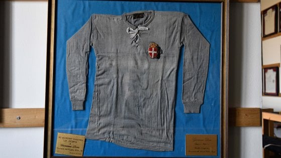 la Nazionale compie oggi novantuno anni. il 20 maggio 1929 si disputava il primo test-match della nostra storia, a Barcellona contro @ferugby La maglia azzurra, oggi più che mai, è fonte di ispirazione per tutto il nostro movimento. Buon compleanno, #Italrugby.