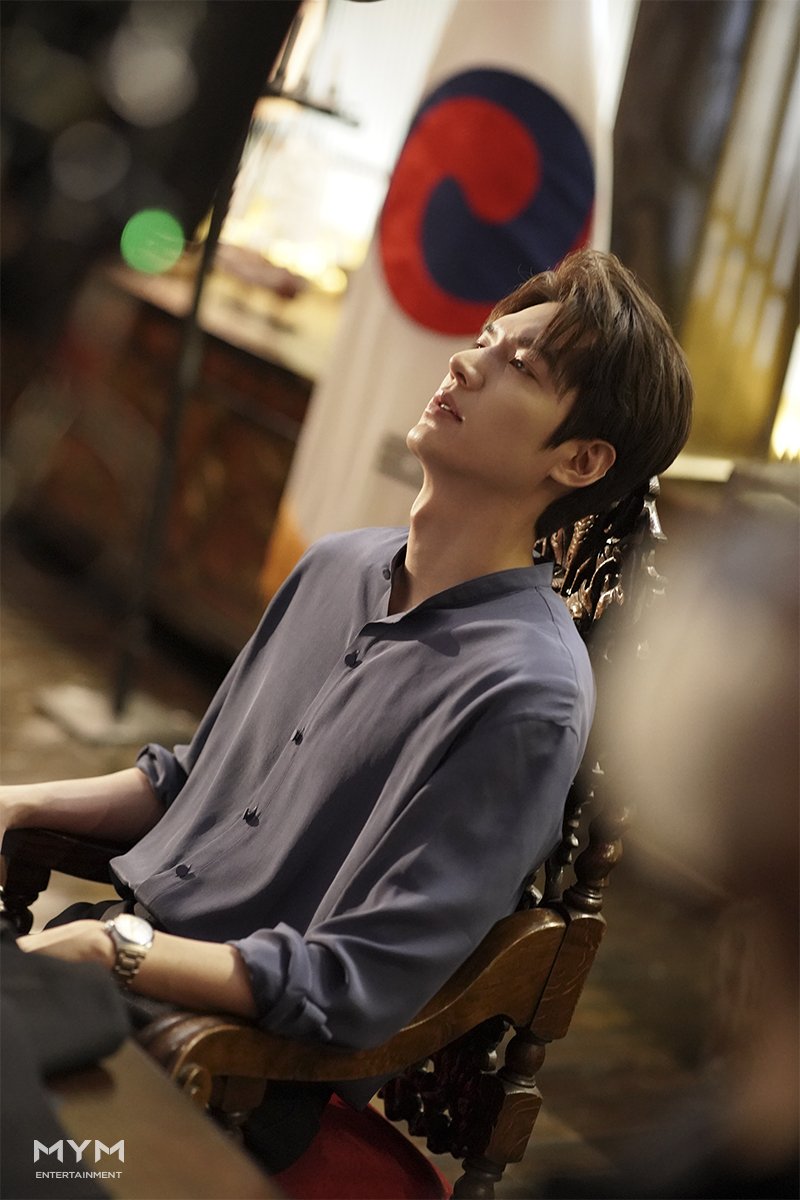 ActorLeeMinHo's tweet photo. 일하는 황제의 섹시함 포착!
비주얼도 따라서 열일 중👀
⠀
SBS드라�� #더킹영원의군주
📺매주 [금토] 밤 10시 방송!
⠀
#이곤 #이민호 #TheKing #TheKingEternalMonarch #sbs #Netflix #leeminho #イミンホ #李敏镐 #minoz #minomi #mym #mymentertainment https://t.co/T2upIGmBRe
