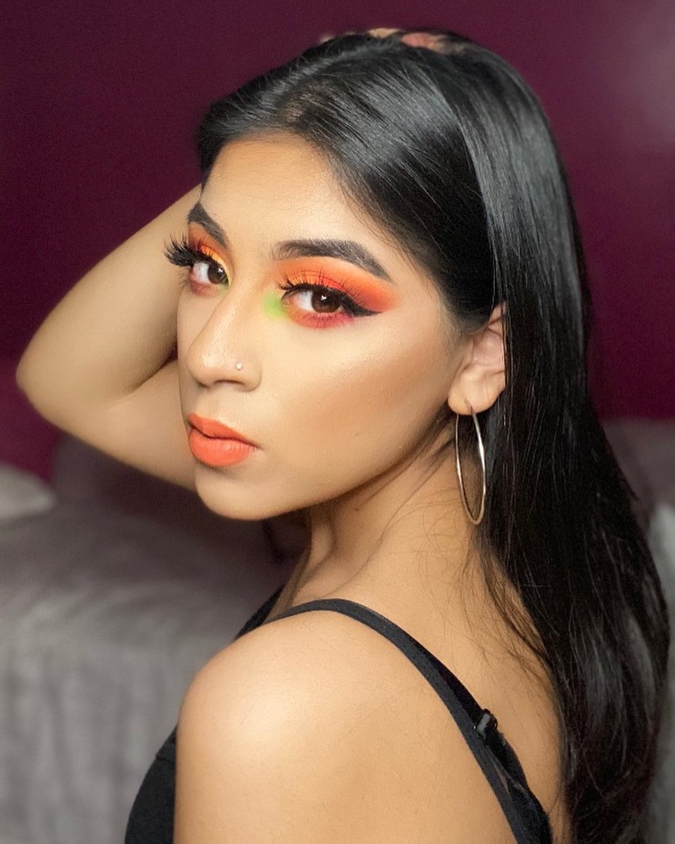 veleashalashes2's tweet photo. Guess which type she wears？🌈🍹 #makeup #prettygirl #lashes https://t.co/HS3xipzCyH
