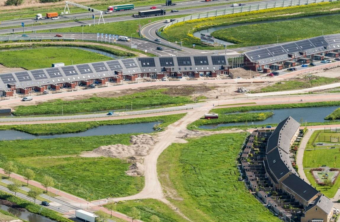 De Tonica- en Largo-woningen in Baanhoek-West, Sliedrecht zijn genomineerd voor beste Zeer #Energiezuinige Nieuwbouw. #NulopdeMeter heeft in alle stappen van het proces centraal gestaan. Op 26 mei wordt de winnaar van de ZEN-prijs bekend gemaakt: bpd.to/3e3tszD