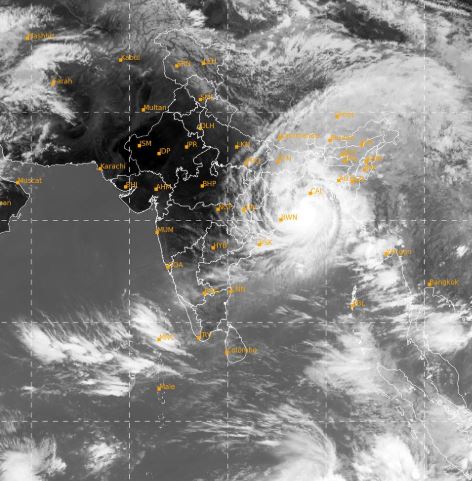 #SuperCycloneAmphan 
Dear students from Odisha and West Bengal- 
Amphan is predicted to be the most powerful cyclone in past 20 years. Do not risk your lives to go out and make videos for social media! Follow all advisories and please stay safe! 

#CycloneAmphanUpdate