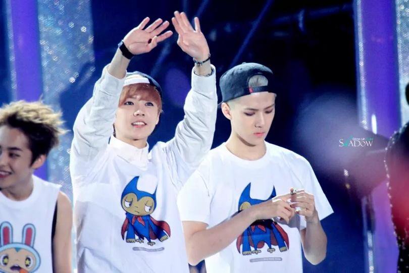 EXOEXOL129's tweet photo. โมเม้นนี้เปียกปอนไม่ไหว เซฮุนถอดแหวนออก เพราะต้องจับมือกับลู่หาน คือแหวนมันใหญ่ กลัวพี่เค้าจะเจ็บเลยถอดออก ใส่ใจมาก ไม่ยอมให้เธอเจ็บเลย🥺

#HUNHAN #HunHan520
#520HUNHAN https://t.co/wRHAQdDDBQ