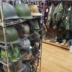 ハードオフにて不思議な光景!？大量の米軍品が…!何があった？w