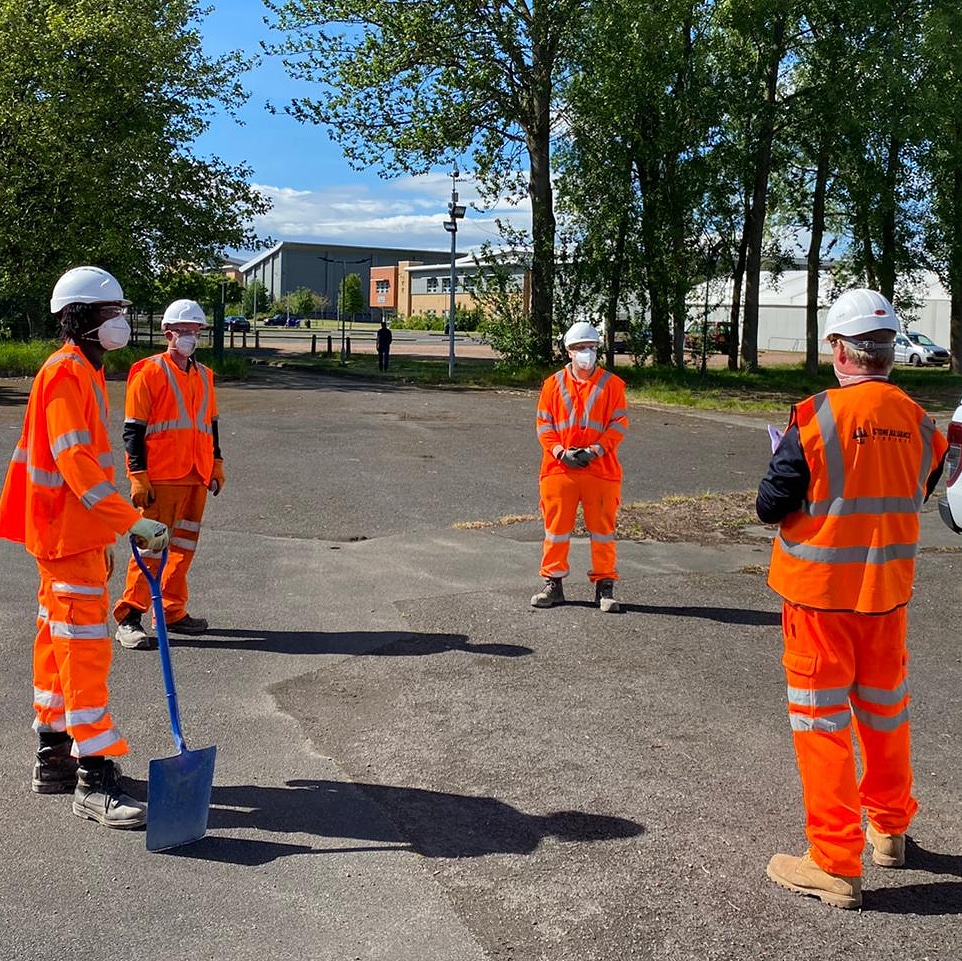StoneAllianceS1's tweet photo. 1 of our Directors  delivering a Covid19 safety brief prior to the job starting #Covid_19 #Rail #railway #HomesafeEveryday https://t.co/3wUVyol3Gc