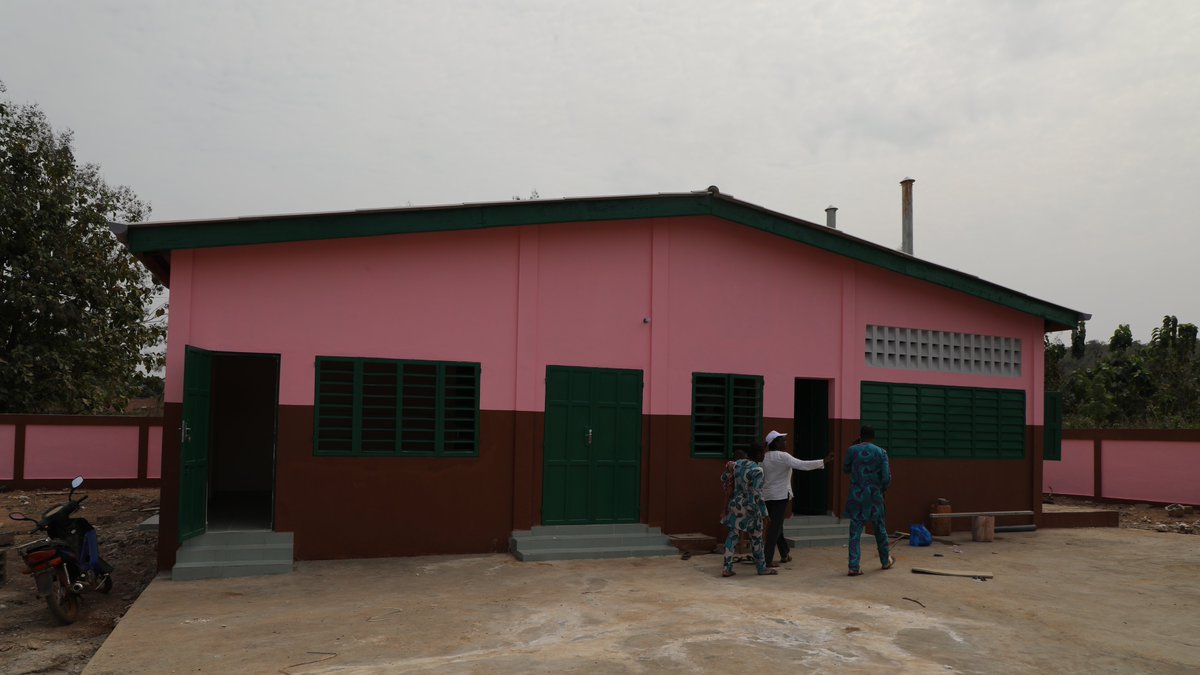 ACMA3BENIN's tweet photo. Les femmes s'activent à l’unité de transformation du manioc de Gankpétin, commune de Dassa dans le département des Collines au Bénin. Elles produisent du gari de très bonne qualité, super croustillant et très propre. @ToTjoelker @IFDCnews @CARE_BeninTogo @100KIT @DangbegnonC https://t.co/0gG2pjBkKp