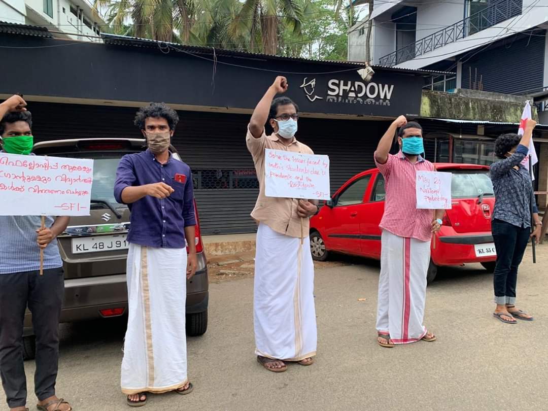 SFI_CEC's tweet photo. Comrade @VP_Sanu along with other comrades from Kerala. 
#NoToDigitalDivide https://t.co/ujtj5eDzG0