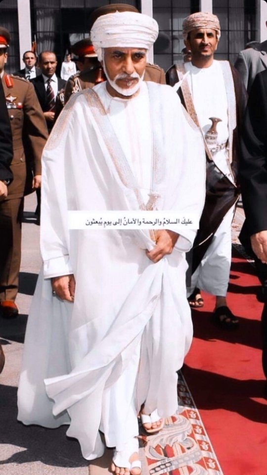 أيها الخالدُ فينا
قبساً في كلِّ هامه
وجهك الوضاءُ شمسٌ
صوتك الأندى غمامه
#ليلة_القدر
#قابوس_في_قلوبنا