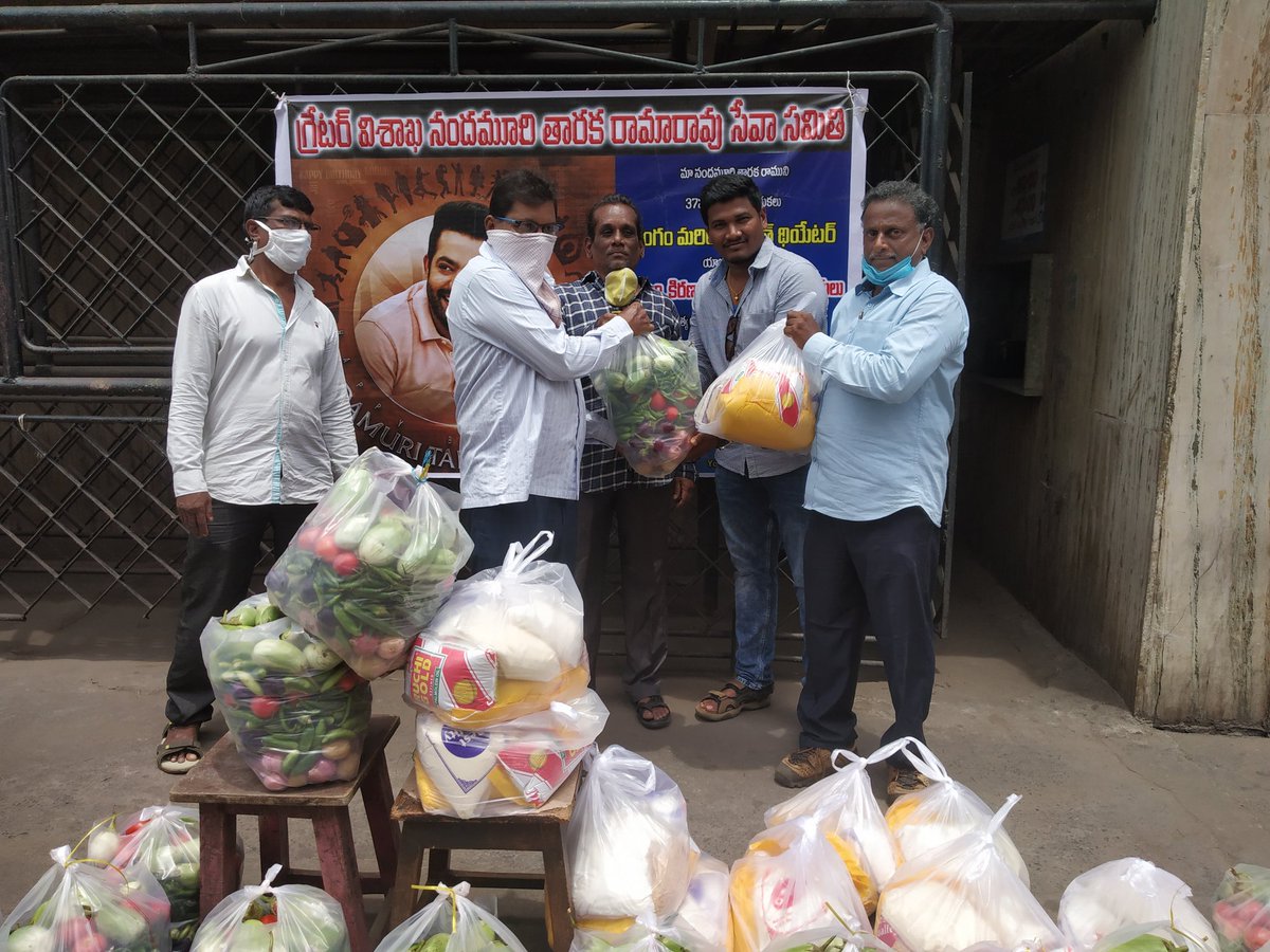 VizagNTRFans_'s tweet photo. 'తారక రాముని పుట్టిన రోజు వేడుకలు'

సంగం &amp; శరత్ థియేటర్ యాజమాన్యలకి నిత్య అవసర సరుకులు పంచటం జరిగినది.. 

➡️ *గ్రేటర్ విశాఖ ఎన్టీఆర్ సేవ సమితి*

#HappyBirthdayNTR @tarak9999 😊 https://t.co/zWuGjwqcLS