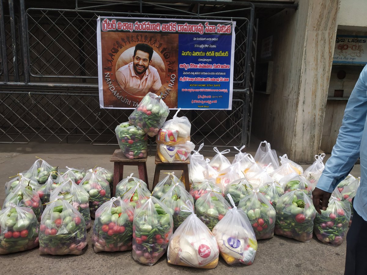 VizagNTRFans_'s tweet photo. 'తారక రాముని పుట్టిన రోజు వేడుకలు'

సంగం &amp; శరత్ థియేటర్ యాజమాన్యలకి నిత్య అవసర సరుకులు పంచటం జరిగినది.. 

➡️ *గ్రేటర్ విశాఖ ఎన్టీఆర్ సేవ సమితి*

#HappyBirthdayNTR @tarak9999 😊 https://t.co/zWuGjwqcLS