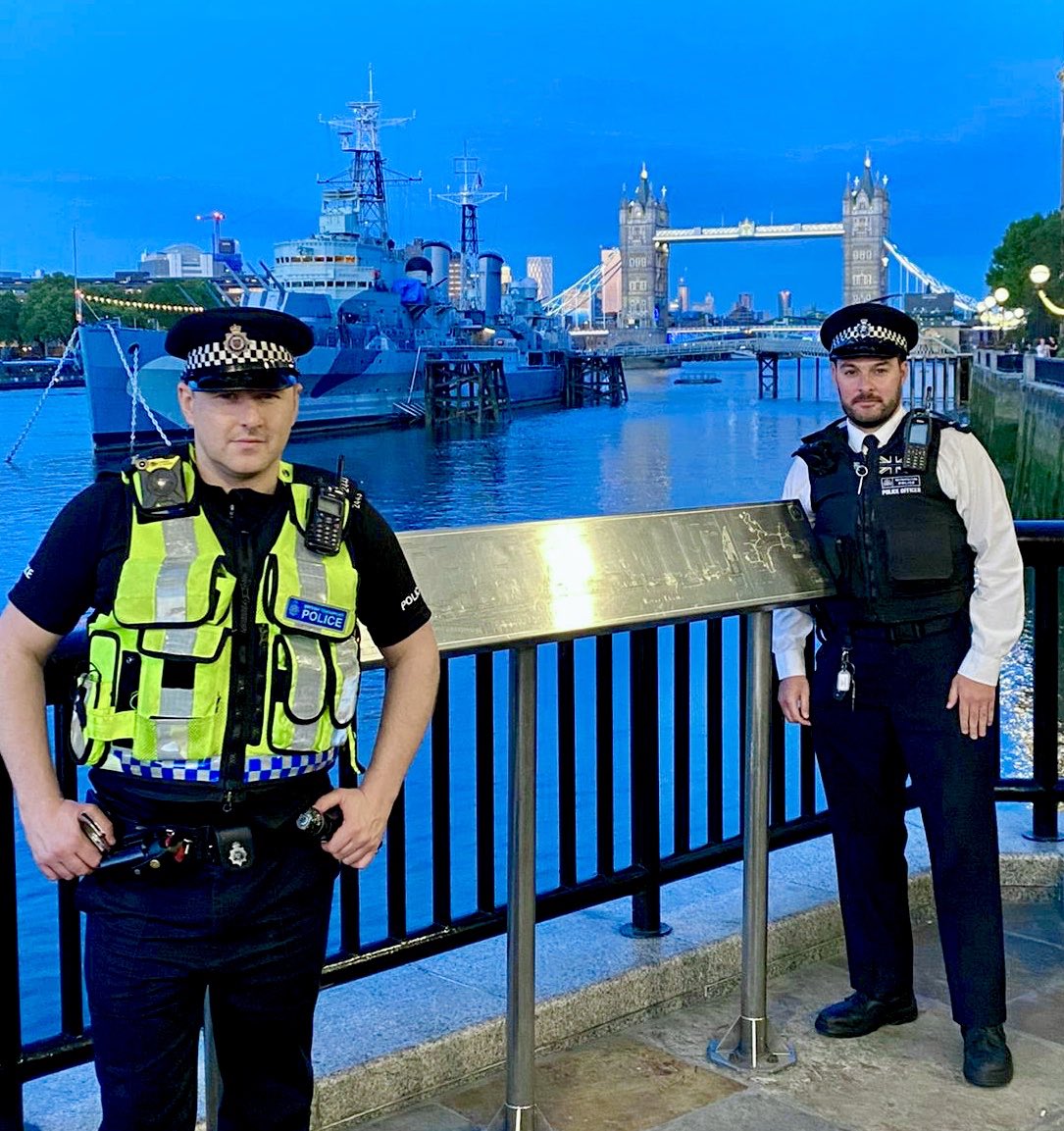 #BID officers on patrol around #LondonBridge station & Queens Walk lastnight. We checked our businesses were secure & gave advice to visitors. Our #KeyWorkers are reassured with no further reports of aggressive begging or intimidation as we continue to support our #NHS staff💙