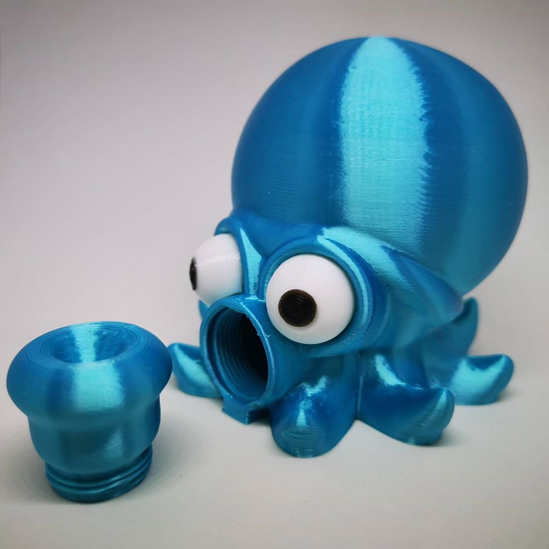 Fiberlogy_3D's tweet photo. Kawaii Octopus Bank, piggybank printed by @bent.svend. Filament Fiberlogy FiberSilk Metallic Turquoise - https://t.co/oeInHBWQUh
Model designed by @onyxdigitalstudios - @Cults3D: https://t.co/bwwnnwOwT2
#3dprinting #3ddruck #impresion3d #impressionen3D #stampa3d #impressao3d https://t.co/EAeSYpSITG
