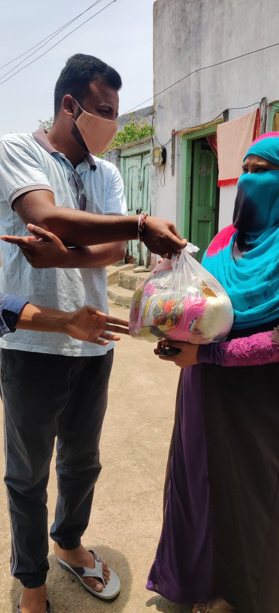 abhinaymarka's tweet photo. #LadengeAurJeetenge
#StudentsFightCorona
Distributed Ramzan kits &amp; Sarees to Poor Muslim Families of Parkal Town,Warangal Rural District on behalf of Parkal NSUI
Regards
Marka Abhinay Goud
Probationary National Co-ordinator,
Telangana NSUI State General Secretary. https://t.co/G05Z0LP40t