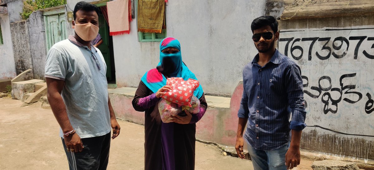 abhinaymarka's tweet photo. #LadengeAurJeetenge
#StudentsFightCorona
Distributed Ramzan kits &amp; Sarees to Poor Muslim Families of Parkal Town,Warangal Rural District on behalf of Parkal NSUI
Regards
Marka Abhinay Goud
Probationary National Co-ordinator,
Telangana NSUI State General Secretary. https://t.co/G05Z0LP40t
