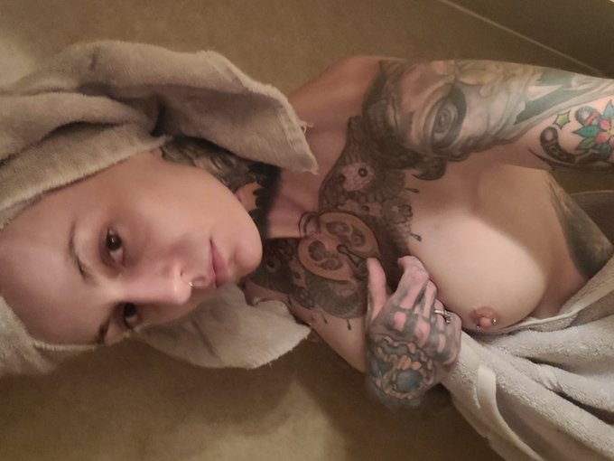 Road trip from hell the way back...Shower show did not get hot . It was ice cold so not time for play<a href="/tag/summertime"class="tags"><span>#summertime</span></a><a href="/tag/halohair"class="tags"><span>#halohair</span></a><a href="/tag/jennielynnx"class="tags"><span>#jennielynnx</span></a><a href="/tag/jennielyn"class="tags"><span>#jennielyn</span></a>