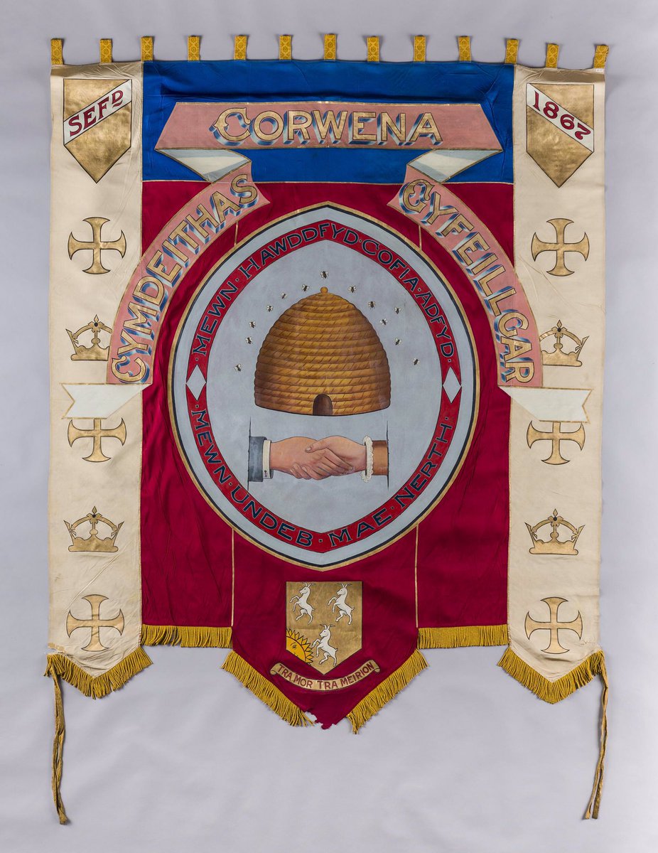 CuratorElen's tweet photo. Baner Cymdeithas Gyfeillgar Corwen - sefydlwyd ym 1867.

MEWN HAWDDFYD COFIA ADFYD / MEWN UNDEB MAE NERTH

🐝🐝🐝 #DiwrnodGwenyn https://t.co/5ffMQsJYXH