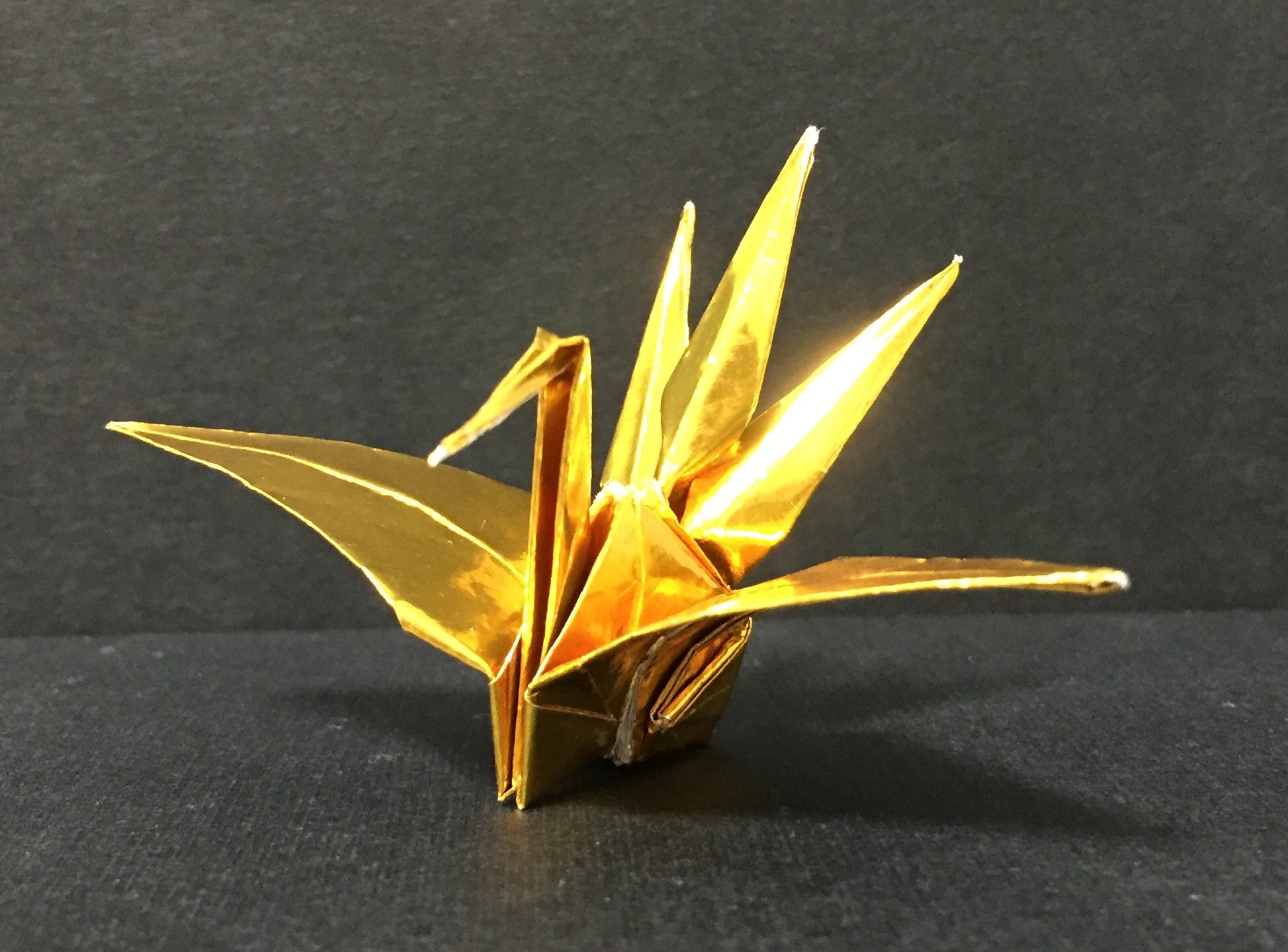 かみchu 三尾の鶴を折りました 金色で作ると鳳凰みたいで格好良いかなと 艸 前川淳さん創作 三ツ首の鶴 の尾ver 折り紙 変形折り鶴 T Co F8tnaaatqf Twitter