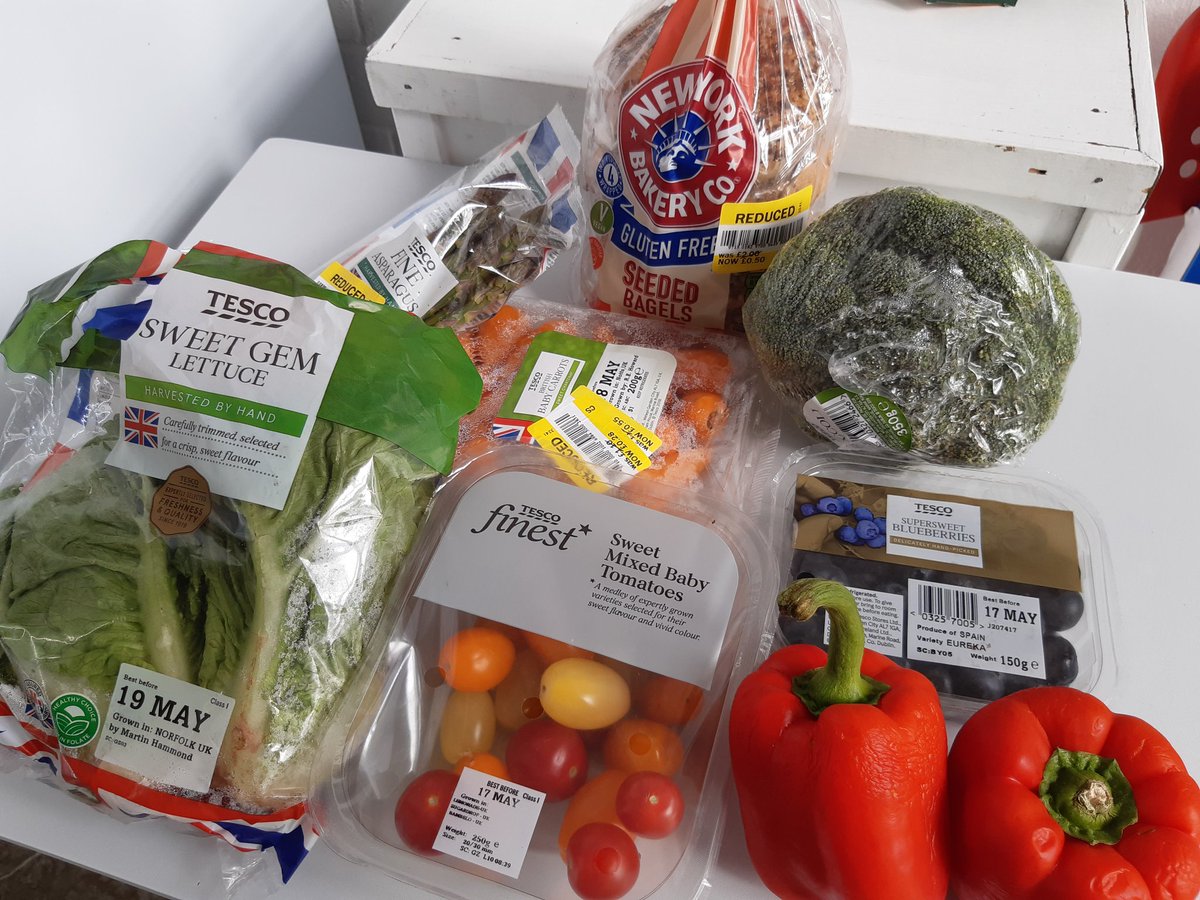 FridgeSwansea's tweet photo. This is just bananas! Well...not quite. We've also got a variety of fruit, veg and bakery goods, courtesy of @MarinaTesco and @marksandspencer.

Open 1-2:30pm today for our Wednesday food parcel event.

#Swansea #communityfridge #Abertawe #OergellGymunedol #WereAllInThisTogether https://t.co/gV4iCTMgt4