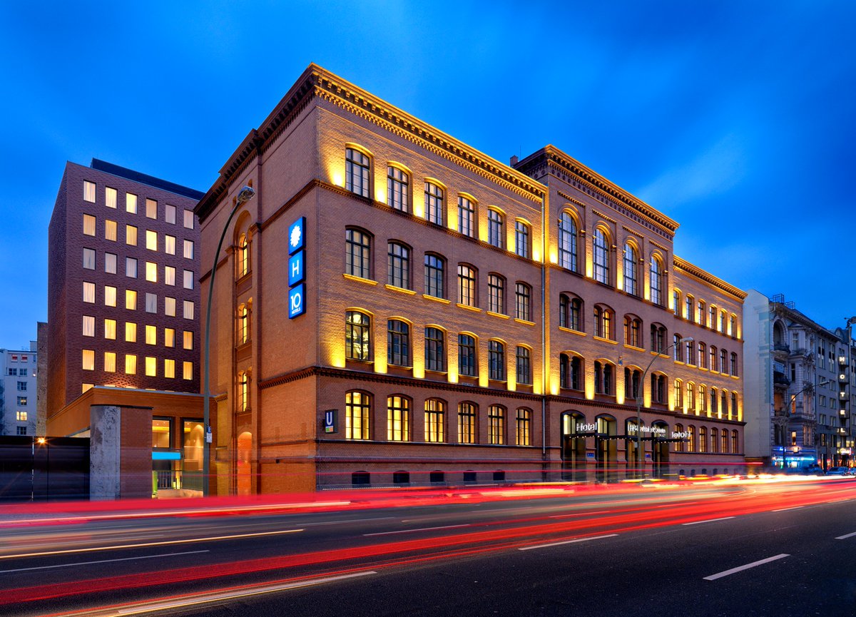 h10hotels's tweet photo. ¡Estamos de vuelta! El H10 Berlin Ku'damm reabrirá sus puertas el 25 de mayo con todas las medidas de seguridad e higiene / We're back! The H10 Berlin Ku'damm will reopen its doors on May 25 with all the safety and health measures

➡ https://t.co/js893HYLwH

#WillBeWaitingForYou https://t.co/hL3uBB72vI
