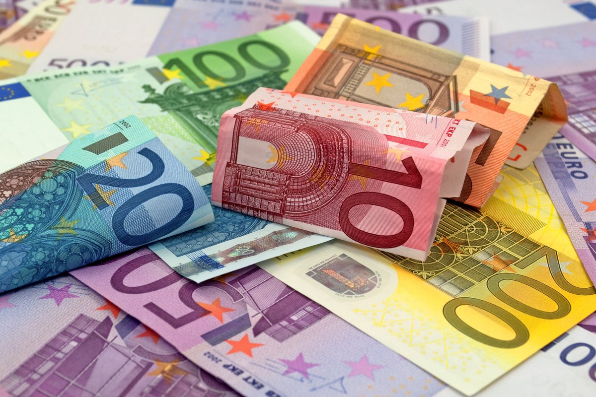 Bij een gerechtvaardigd #witwasvermoeden mag van verdachte een concrete en verifieerbare verklaring worden verwacht. Een handgeschreven briefje over een #erfenis is volgens 't hof onvoldoende, terwijl de #contante stortingen onderzocht hadden moeten worden:bit.ly/3cWVPQ1