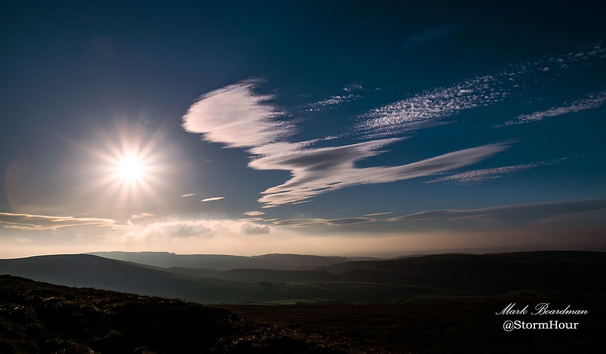 Today's theme is 'Sunshine' as it's such a sunny UK day! Send us your sunshine photos for a retweet and we'll pick our favourite later. #StormHour #ThePhotoHour This image taken by @StormHourMark looking west from East Cheshire