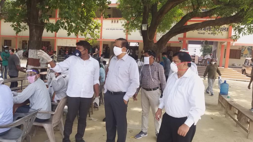 DmSteno's tweet photo. दिनांक 20 मई 2020 को जिलाधिकारी तथा शासन स्तर से न��मित नोडल अधिकारी द्वारा सिखड़ी आश्रय स्थल पर आने वाले श्रमिकों की, की जा रही थर्मल स्क्रीनिंग, कम्यूनिटी किचन मे प्रवासी श्रमिकों के लिए तैयार की जा रही भोजन सामग्री का निरीक्षण कर SDM CO जखनियां को आवश्यक निर्देश दिया गया। https://t.co/IPMOmxBc9B