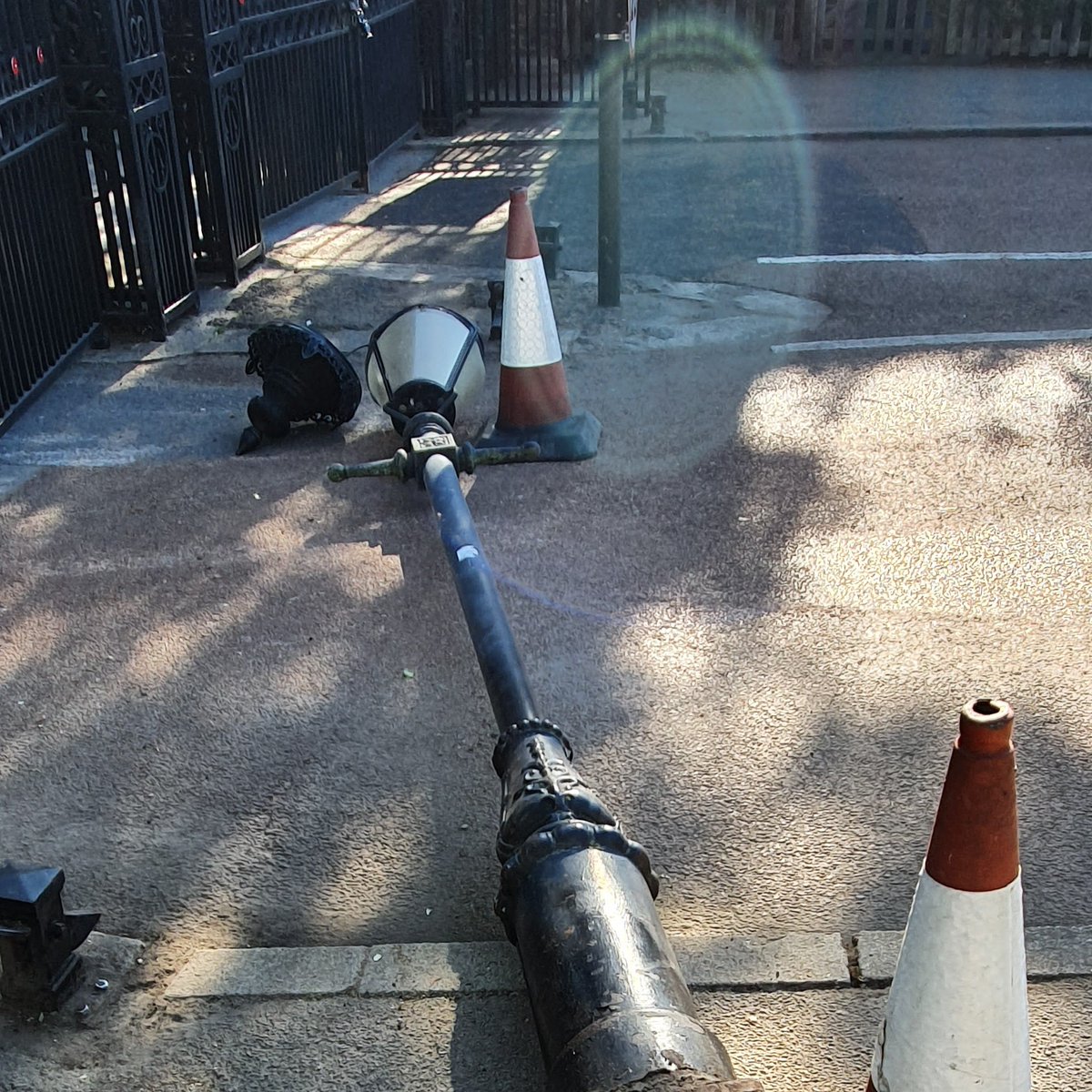 Lamp post down at #sheengate #richmondpark <a href="/theroyalparks/">The Royal Parks</a> ???