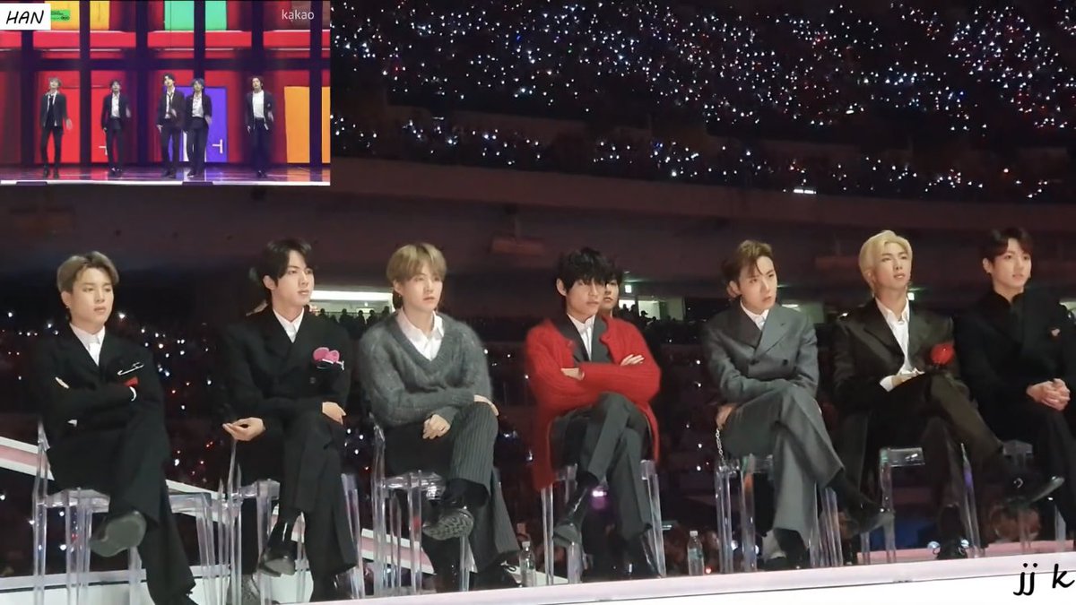 นั่งท่าเดียวกันดูน้องทีเร้กเพิร์ฟ  
รังสีพิโฮปนะคะออกสุด 🤣