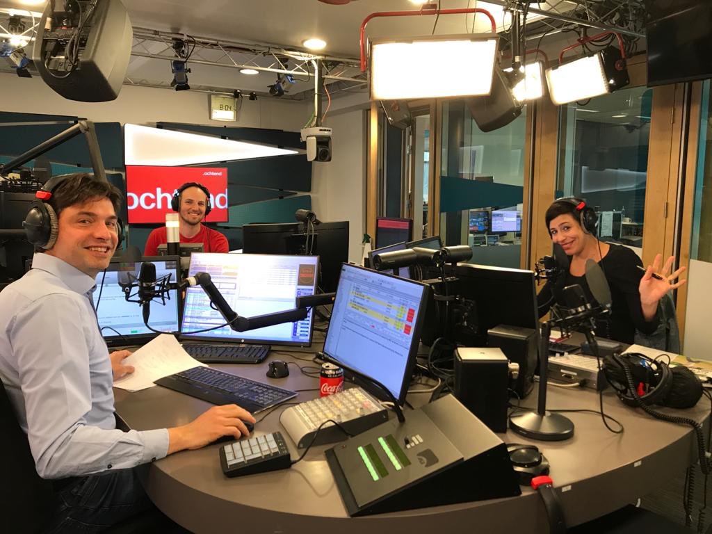 saravandermoste's tweet photo. Laatste #deochtend met dit geweldige team. Dankjewel @mvdroogenbroeck voor de twee fijne jaren in de studio! #bevallingsverlof @radio1be https://t.co/nXt5Vklvv5